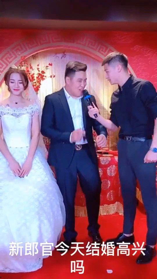 司仪爆料新郎出轨视频,婚宴现场震惊全场
